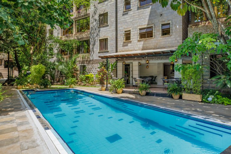 kates-apartment-swimming pool-3